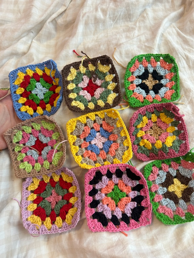 Начала вязать прикольную юбку