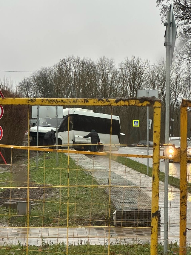 На Большой Советской недалеко от собора микроавтобус ?...