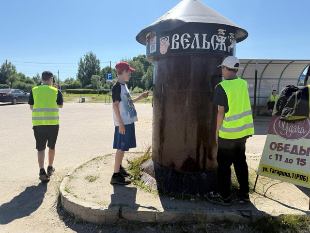 ? Ребята из 3-й смены Летней трудовой бригады трудятся...