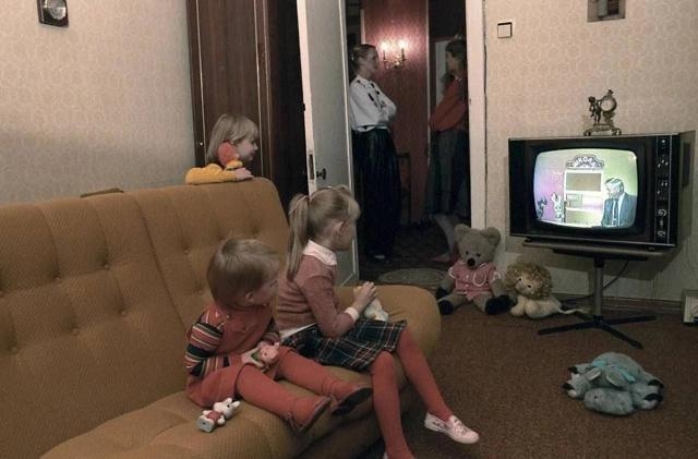 Дети смотрят телепередачу «Спокойной ночи, малыши!» 1987...