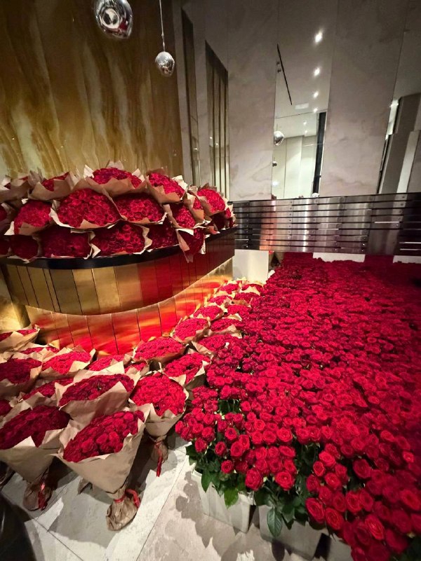 🌹 Кто-то настолько провинился, что подарил розы почти на 70 миллионов рублей
В ЖК «Настоящее» в Ра