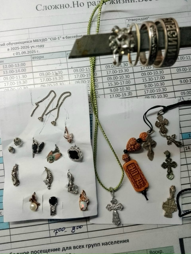 Кто узнал свои потеряшки. Они ждут вас на вахте бассейн...