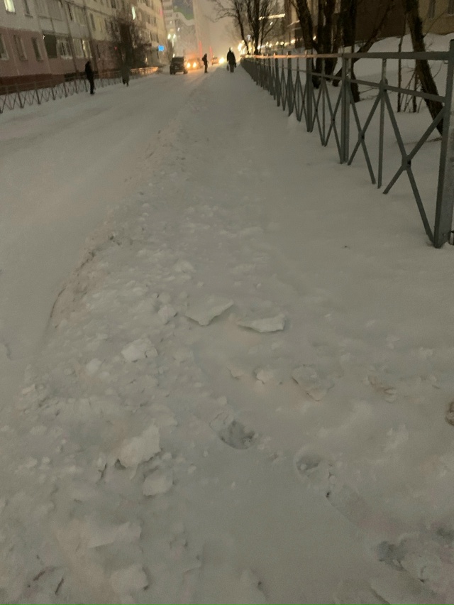 Пожалуйста почистите тротуар вдоль суда, а дорогу почи...