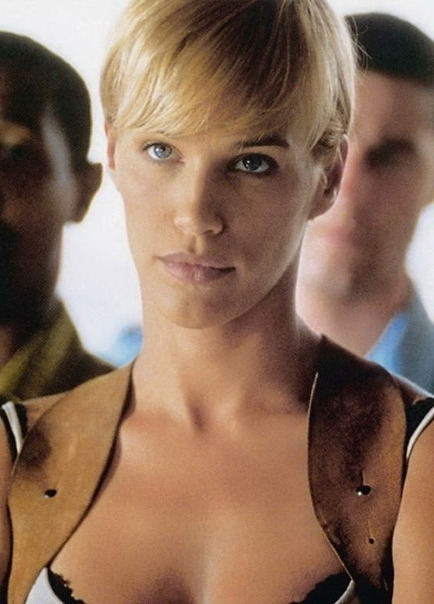 Шведская модель и актриса Эмма Сьоберг — та самая длин...