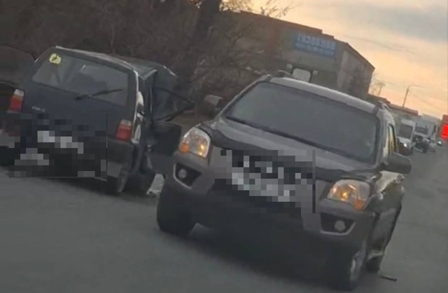 👉 Один автомобиль на обочине, второй — на дороге: В Ор?...