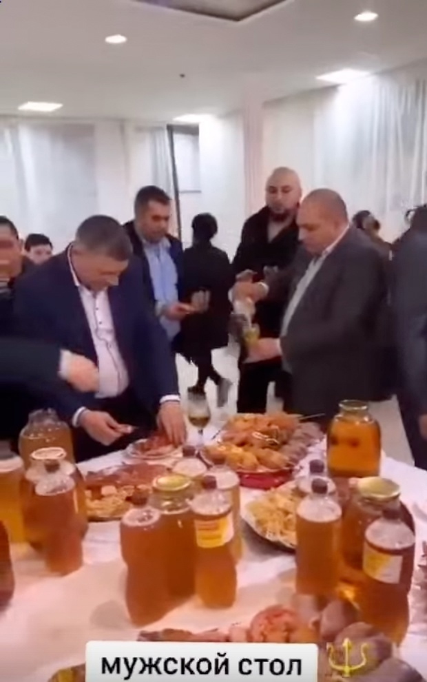 Вот так выглядит настоящий мужской стол!