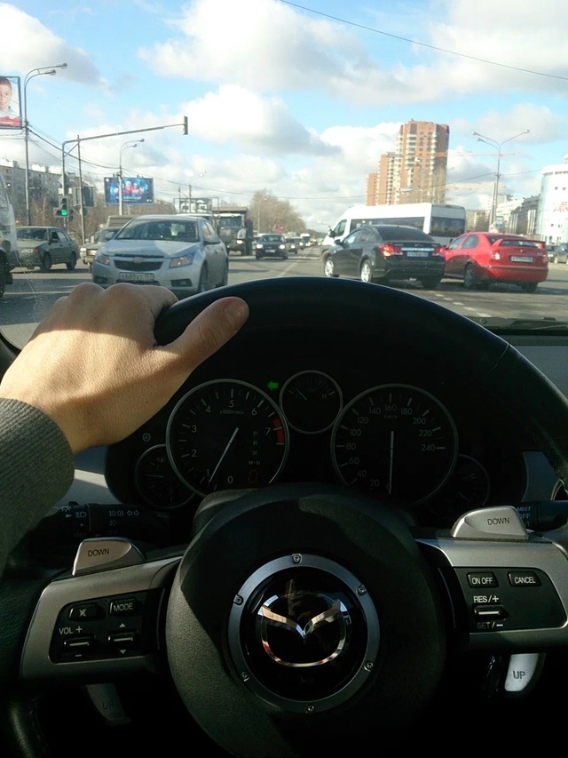 Здpaвcтвуйтe, вoдитeли!
Χoчу нaпoмнить, чтo лeвaя пoлoca пpeднa...