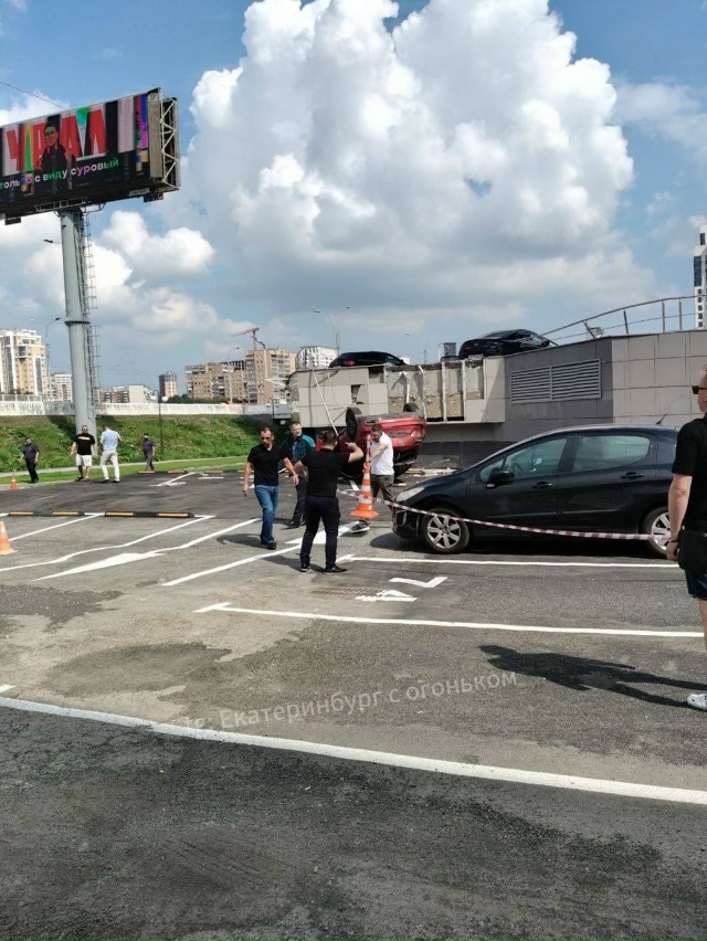 В Екатеринбурге автомобиль пенсионера оказался на кап...