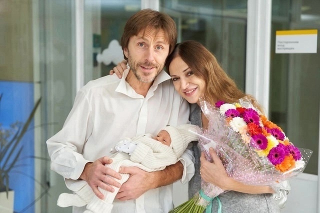 Впервые ставшая мамой в 52 года Маргарита Дробязко пока...
