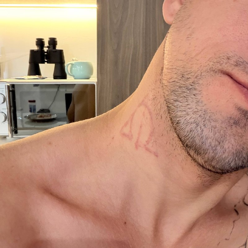 Откатываемся к заводским настройкам 😅
Удаление тату - тот ещё «спа-процедурный» опыт 😰