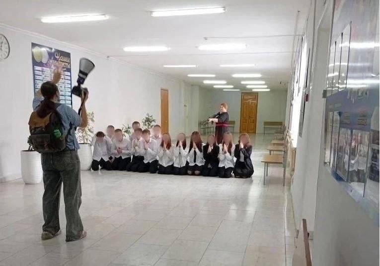 Учительница поставила школьников на колени и направила на них автомат.
Такой креатив устроили в од