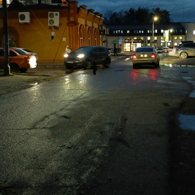 Ленина 40.висит провод через дорогу