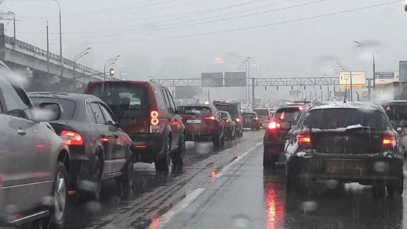 🚘С сегодняшнего дня в Москве начинаются новогодние пробки — по дорогам будет ездить 2,9 млн машин
П