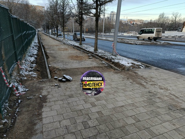 Это дамба на Нахимова. Вот так стыкуют тротуары. Тут и р...