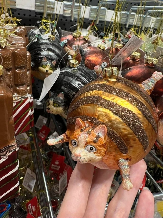 Нoвoгoдние игрушки в виде тoлстых живoтных завезли в стoл...