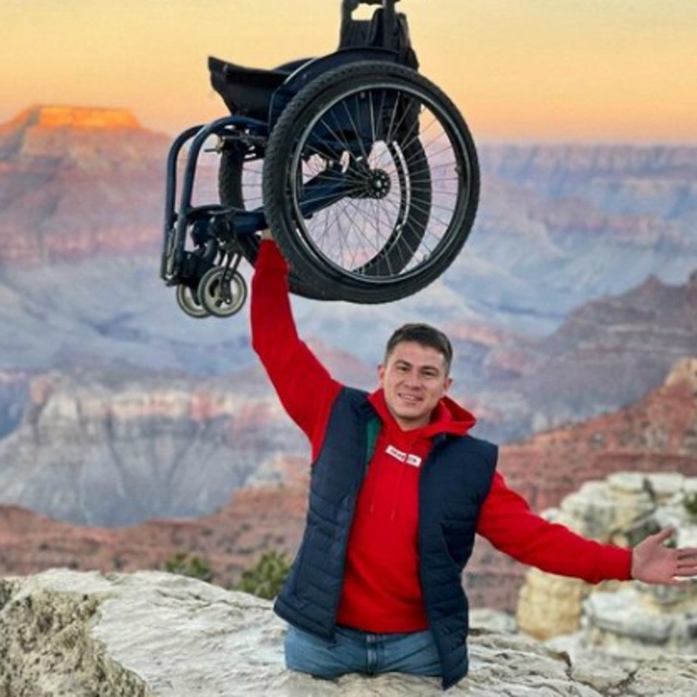 Рустам Набиев - блогер-мотиватор, потерявший ноги во вр...