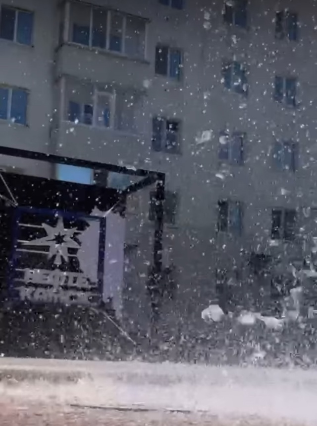 Фонтан возле жилого дома на проспекте нарушает закон о...