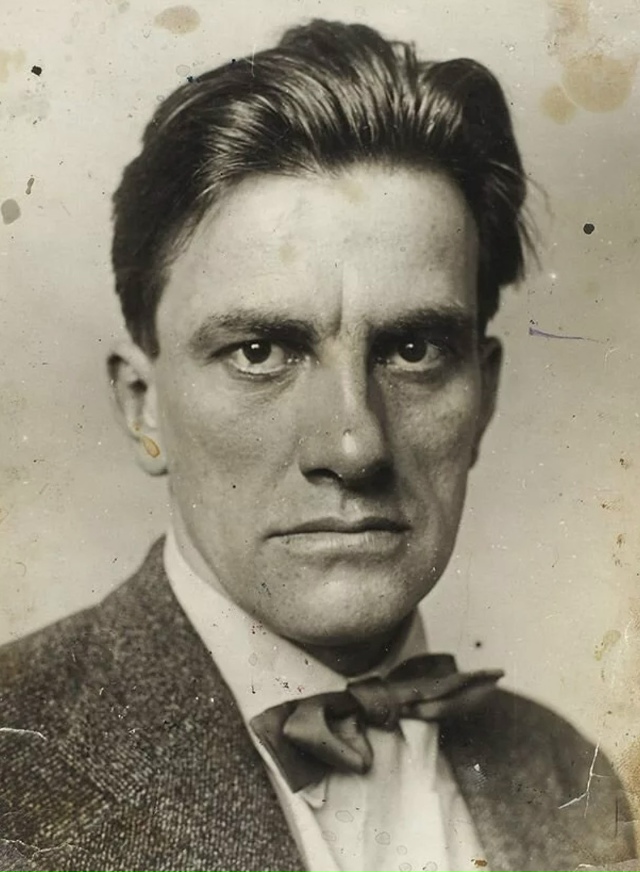 Нe любить.
Нe cкучaть.
Нe peвнoвaть.
Нe пoлучaeтcя.
— Влaдимиp М...