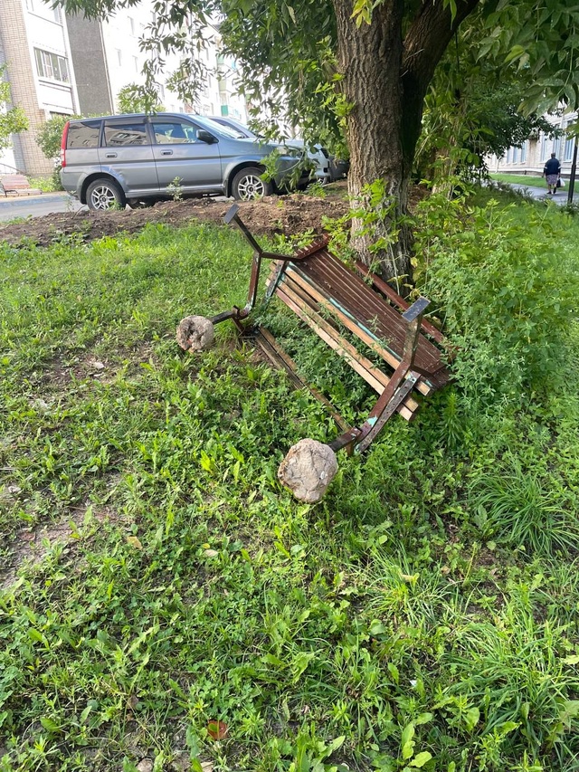 На Улице Фрунзе около 3 поликлиники упала скамейка