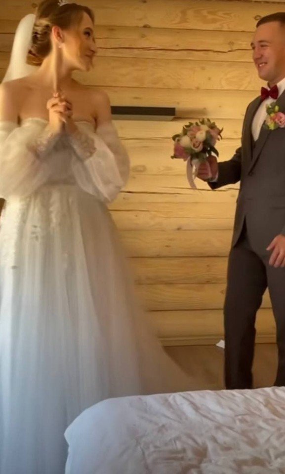 Фотограф запечатлел реакцию жениха на свою девушку, уж...