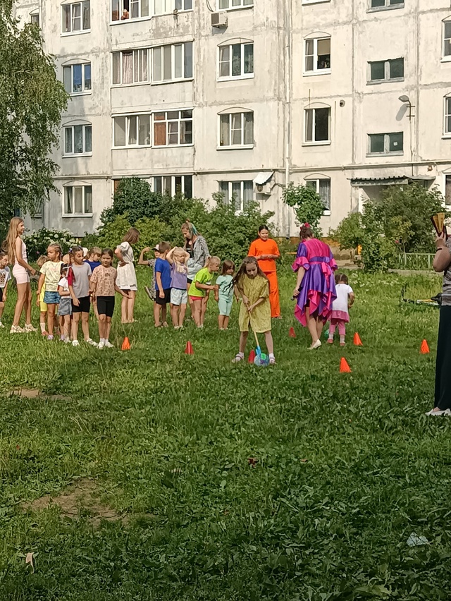 Солнце светит, птицы поют,
Во дворе сегодня праздник ту...