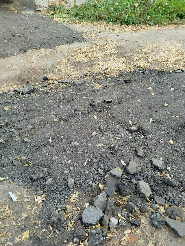 На ул. Ленина асфальт кладут на такую смесь - земля с не?...