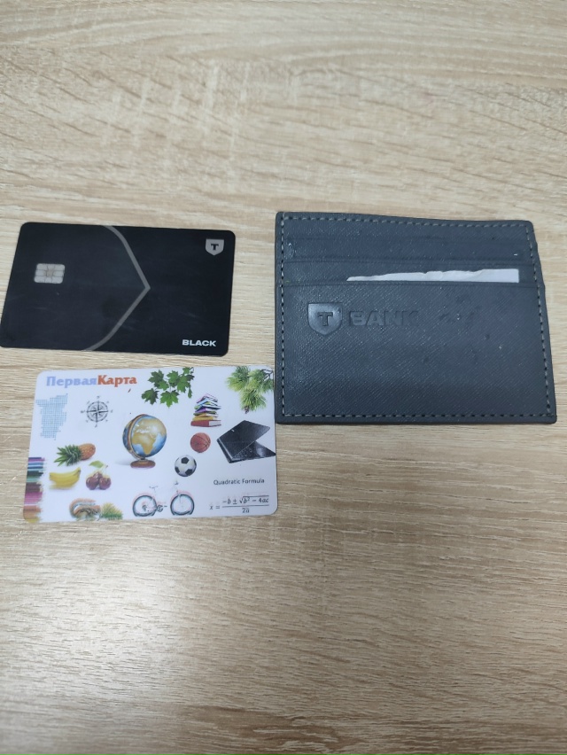 Найдена визитница с картами, на остановке строй мастер...