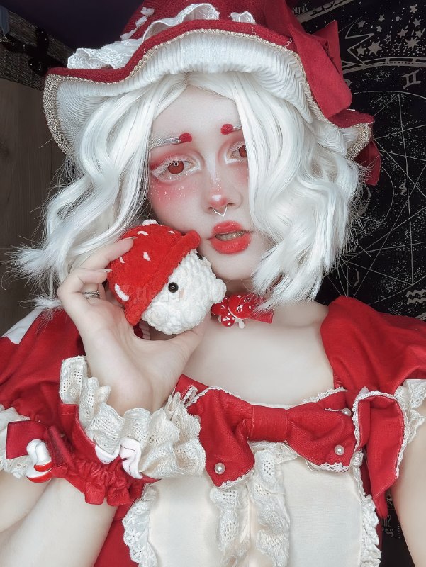 На смену альтухам, фембоям и фурри пришёл новый тренд — грибоняшки
Тянки теперь наряжаются в откров