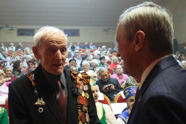 Властелины времени
По семейному тепло и душевно, про?...