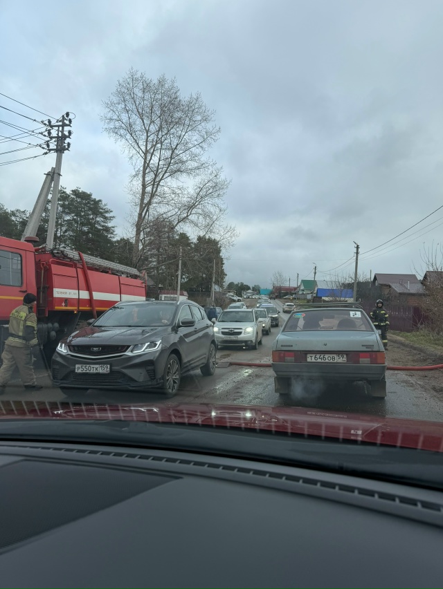 Топит светлушку, переливают воду через дамбу