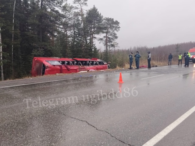 ‌‌В ХМАО перевернулся пассажирский автобус, погибли ?...