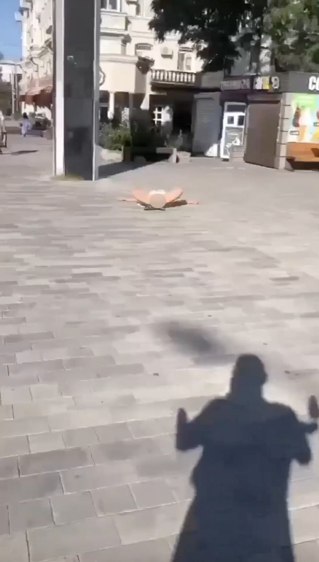 🔞В Ростове девушка сняла трусы и улеглась на асфальте...