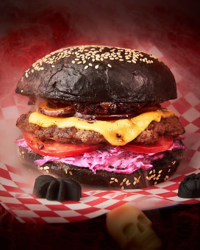 ОМГ, московский бар представил мрачное меню к Хэллоуину Тыквенному спасу.
Среди них тарт «Могила»