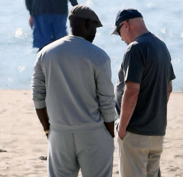 🥺 Брюса Уиллиса заметили на прогулке. Он шёл, держась ?...