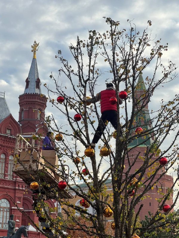 Так, это что такое: Москву уже начали украшать к Новому году. Тем временем, в городе сейчас +15°C.