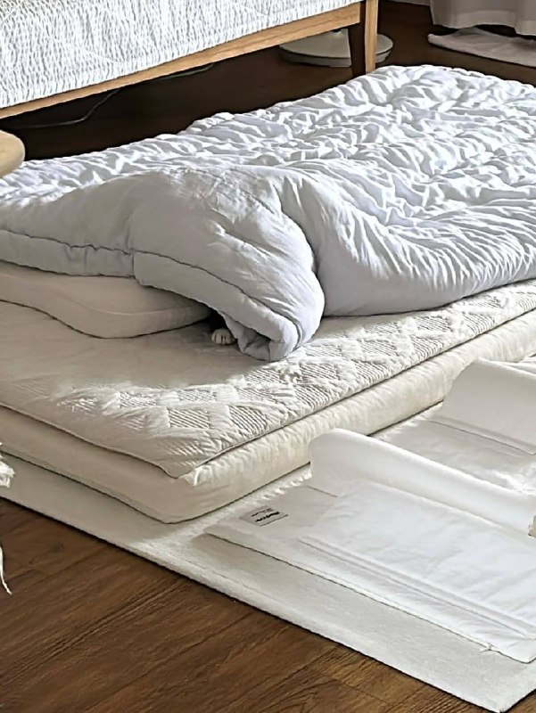 Ето я с утра проверяю холодно ли в комнате и прихожу к выводу, чьто лучше не покидать одеялко