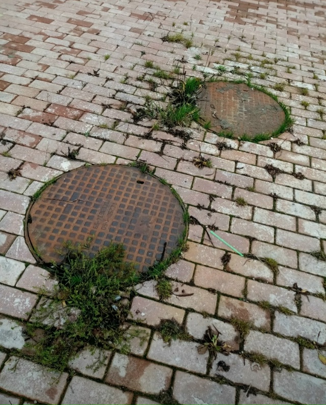 Экскурсия по городу.
Недоделки у спорт. площадки, кото?...