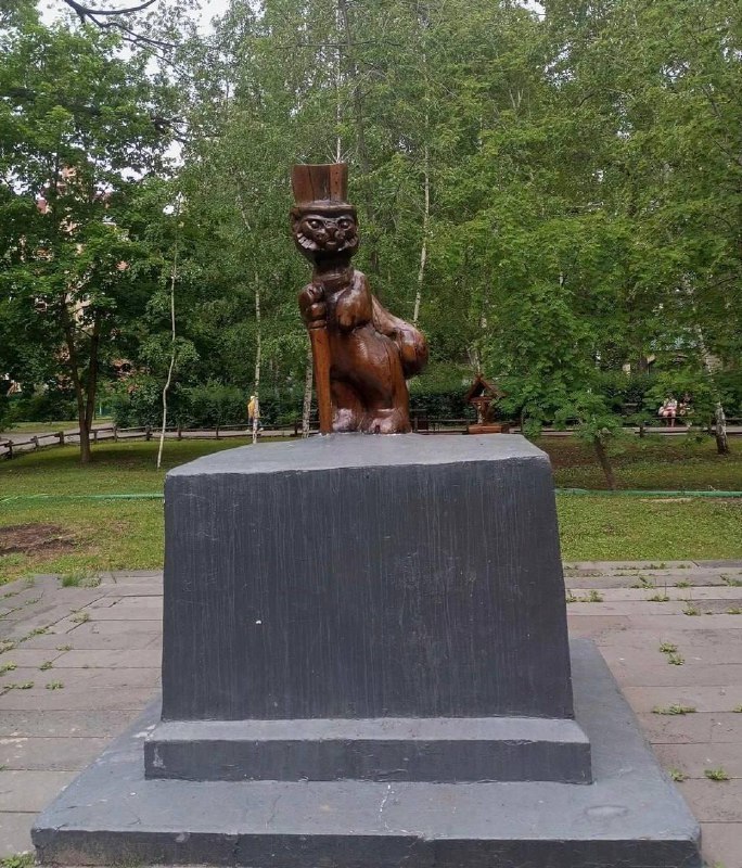В Саратове погибла маленькая девочка — на неё рухнула деревянная скульптура «Кот учёный» в парке Гор