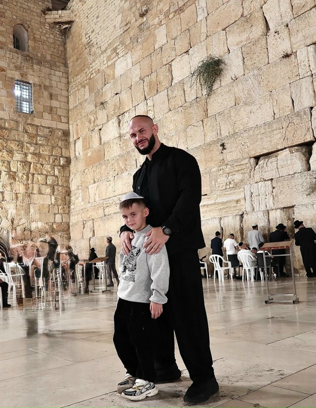 Пока Джиган проводит время с младшим сыном в Израиле, О...