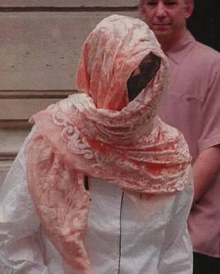 Маскировка которую использовал Майкл Джексон, для свободного хождения среди людей
Буквально воплоще