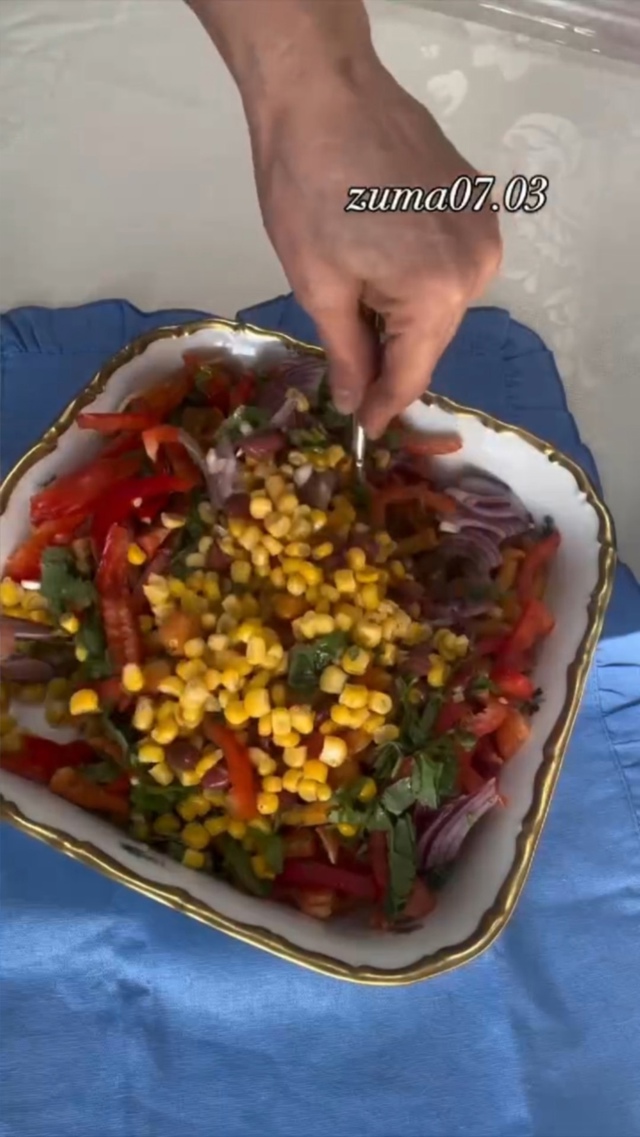 Вкусный яркий летний салат с маринованными опятами и ф...
