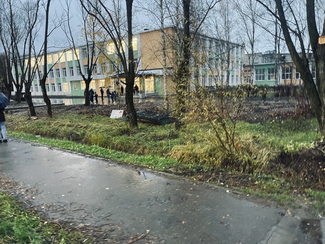 Следующий момент у здания средней школы 3 - установка н?...
