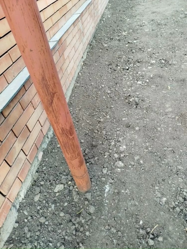 На ул. Ленина асфальт кладут на такую смесь - земля с не?...