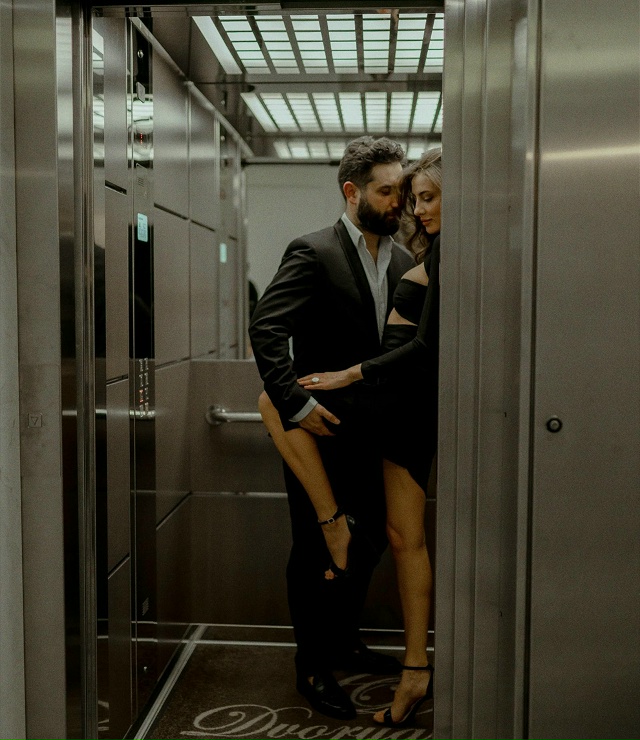 Интимная близость в общественном месте, включая лифт, ?...