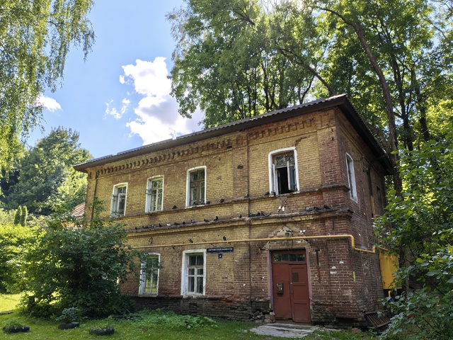 Единственный дореволюционный дом на улице Парижской К...