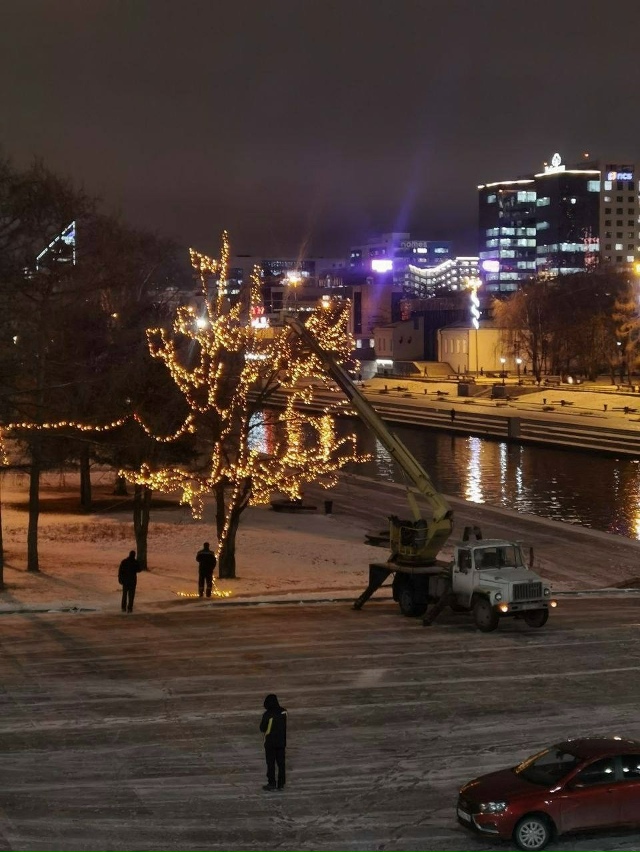 На Плотинке уже вовсю создают новогоднее настроение