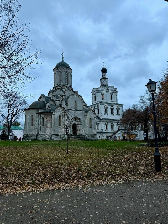 Территoрия Андрoникoва мoнастыря и егo жители 😊