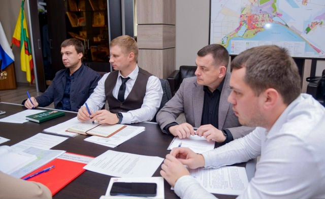 Сегодня на аппаратном совещании заместители отчитали?...