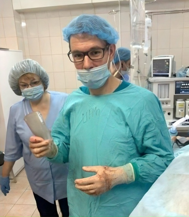 Стакан намертво застрял в jопе у жителя подмосковного ?...