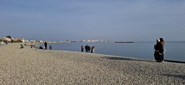 В Евпатории сегодня тепло и нет ветра, много людей вышл...